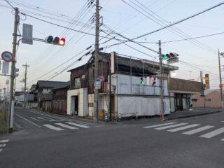 西本町の覚応寺前交差点にあるスナック跡の解体工事が始まっている